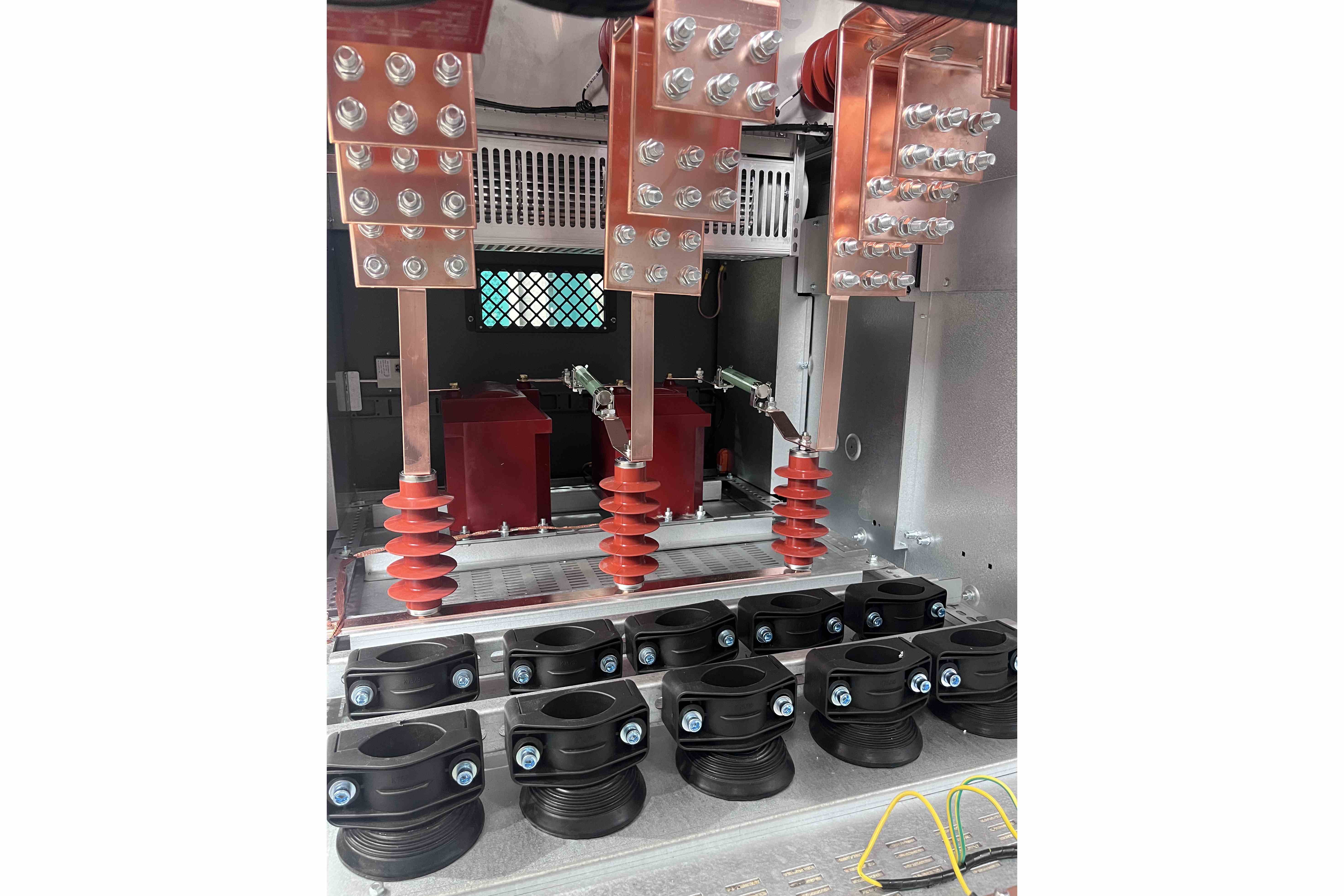 Larson Electronics - MV Disconnect Switch, 4000 Amp, 34.5KV 3PH AC, 3 ...