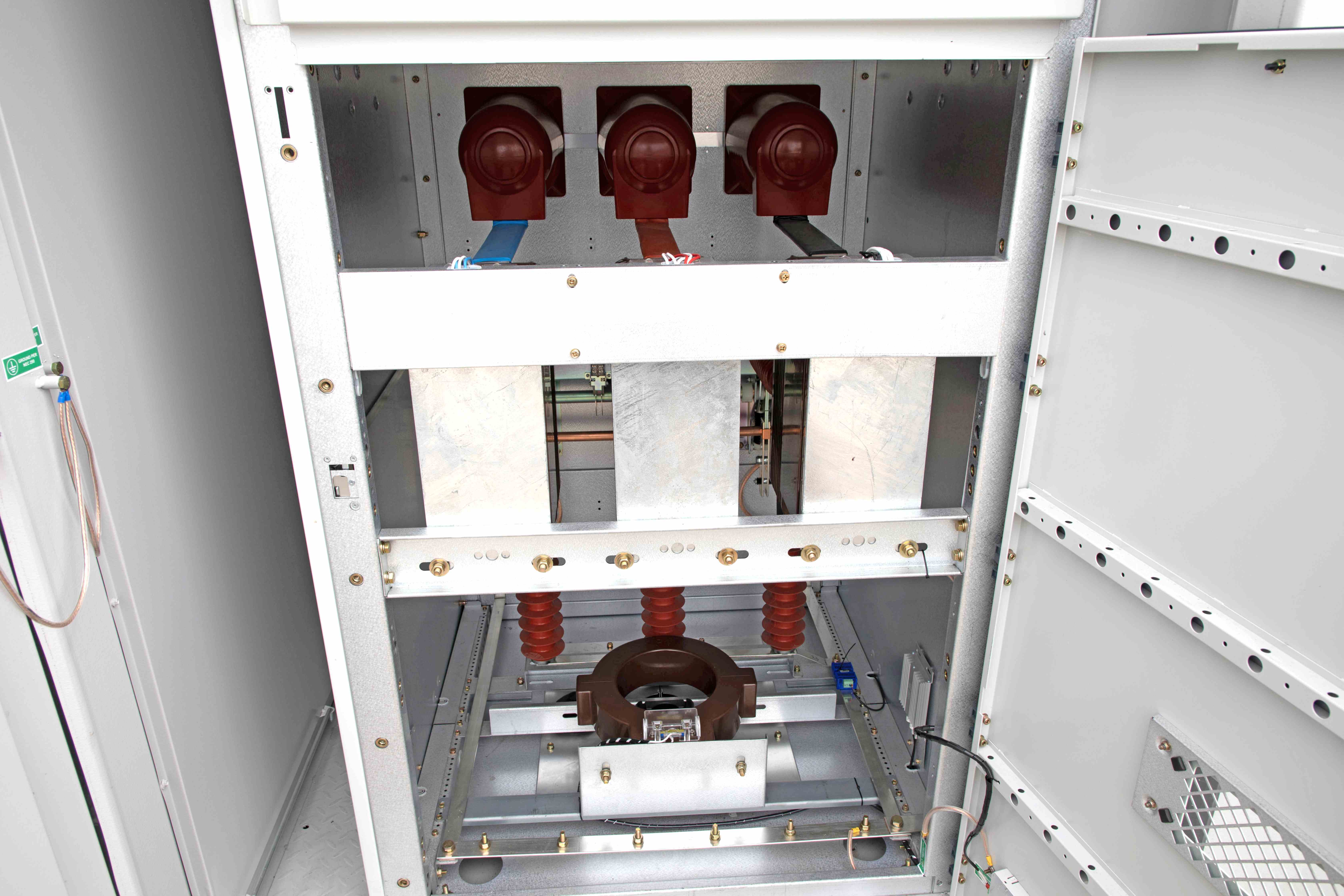 Larson Electronics - Metal Clad Switchgear, 1250 Amp, 27 KV AC, 3-Pole ...
